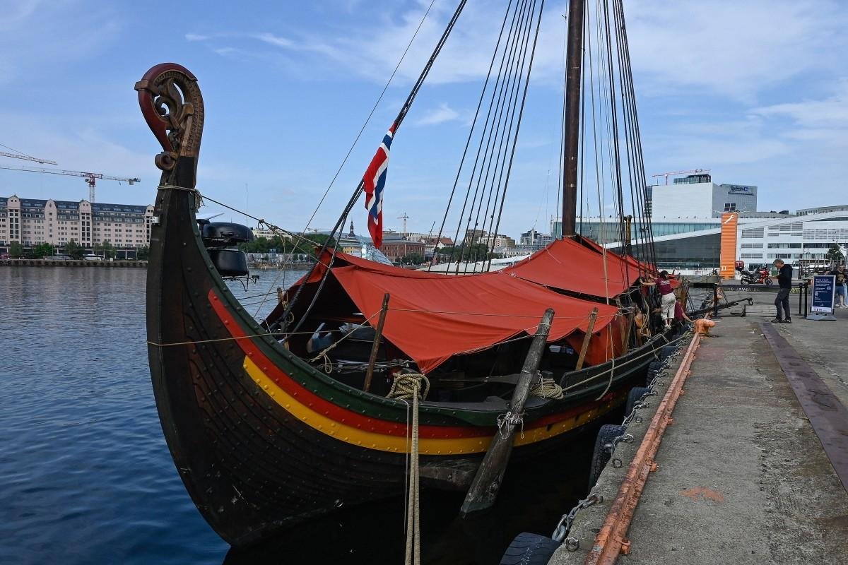 O Draken Harald Harfagre est&aacute; atracado em frente &agrave; &Oacute;pera de Oslo, na capital norueguesa, em 14 de agosto de 2026