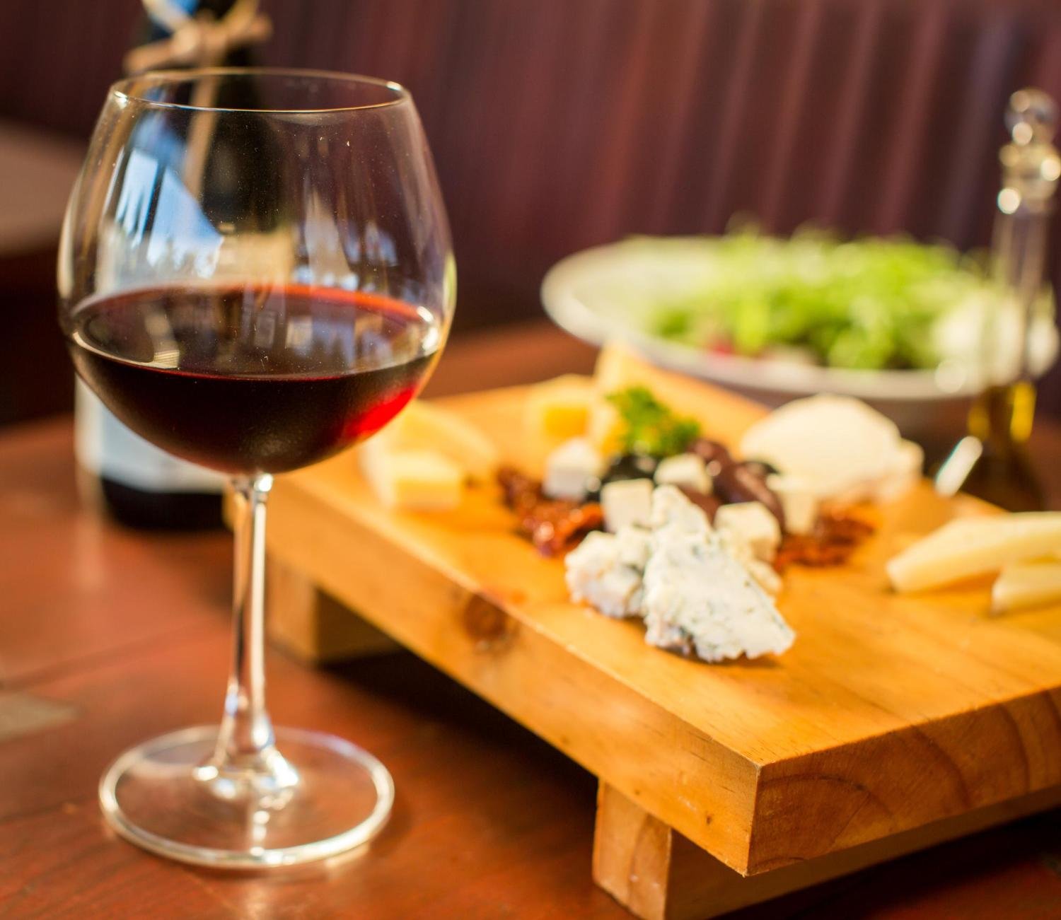 Tradicionalmente associado &agrave; dieta mediterr&acirc;nea, o vinho &eacute; estudado ao lado de um padr&atilde;o alimentar rico em vegetais, azeite, peixes e gr&atilde;os integrais