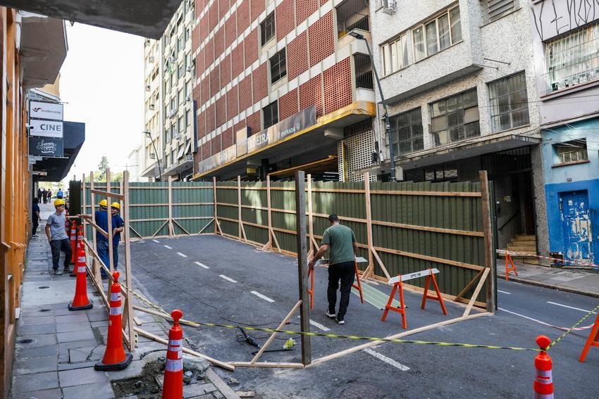 Interven&ccedil;&atilde;o ocorrer&aacute; no trecho entre as ruas Riachuelo e General Andrade Neves. No local, j&aacute; &eacute; poss&iacute;vel ver o canteiro de obras, cercado por tapumes