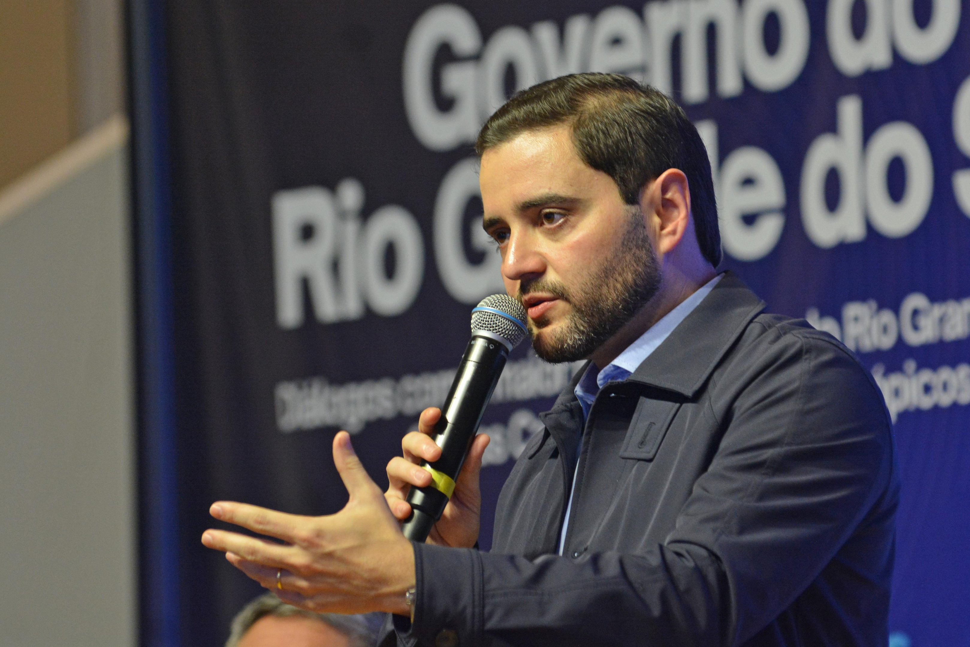 No documento, Gabriel Souza (MDB) trata tamb&eacute;m de contas p&uacute;blicas, cuidado com as pessoas e desenvolvimento