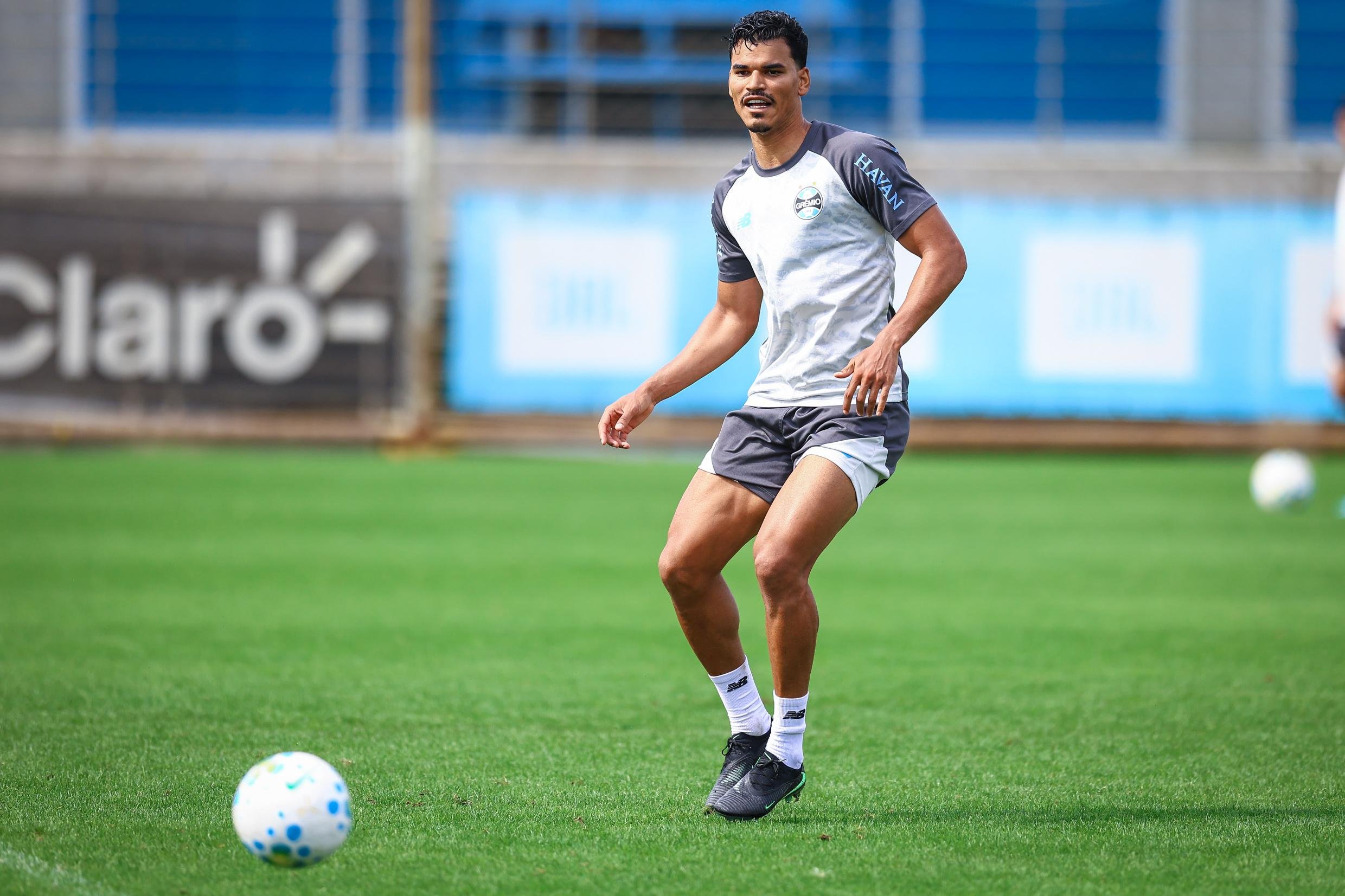 Danilo Barbosa em treino do Gr&ecirc;mio nesta ter&ccedil;a-feira