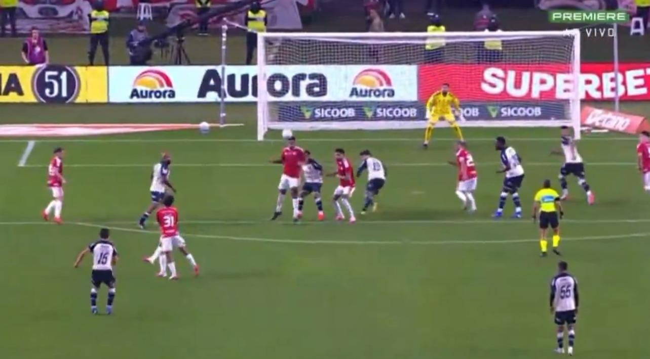 Imagem deixa clara a falha de posicionamento do goleiro colorado