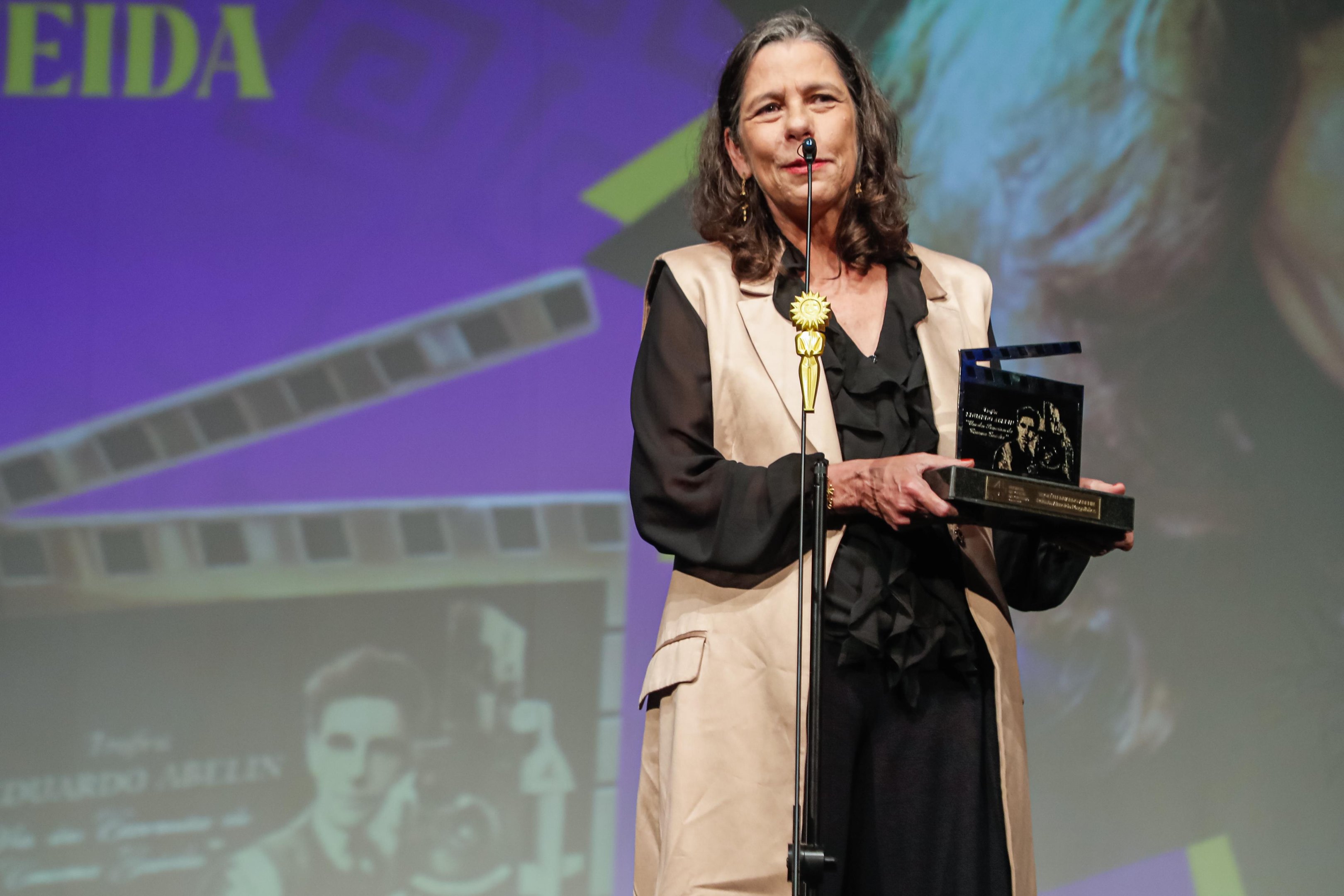 A produtora Renata Almeida Magalh&atilde;es foi homenageada com Trof&eacute;u Eduardo Abelin, no in&iacute;cio da noite desta ter&ccedil;a-feira, 18 de agosto, no Pal&aacute;cio dos Festivais