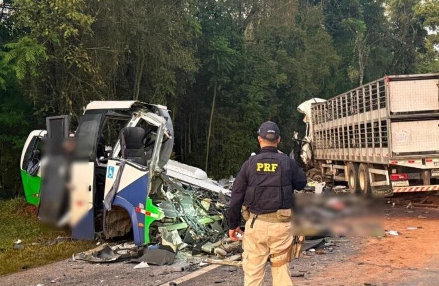 Acidente &eacute; considerado o mais grave em n&uacute;mero de mortos registrado pela PRF no Paran&aacute; desde 2021