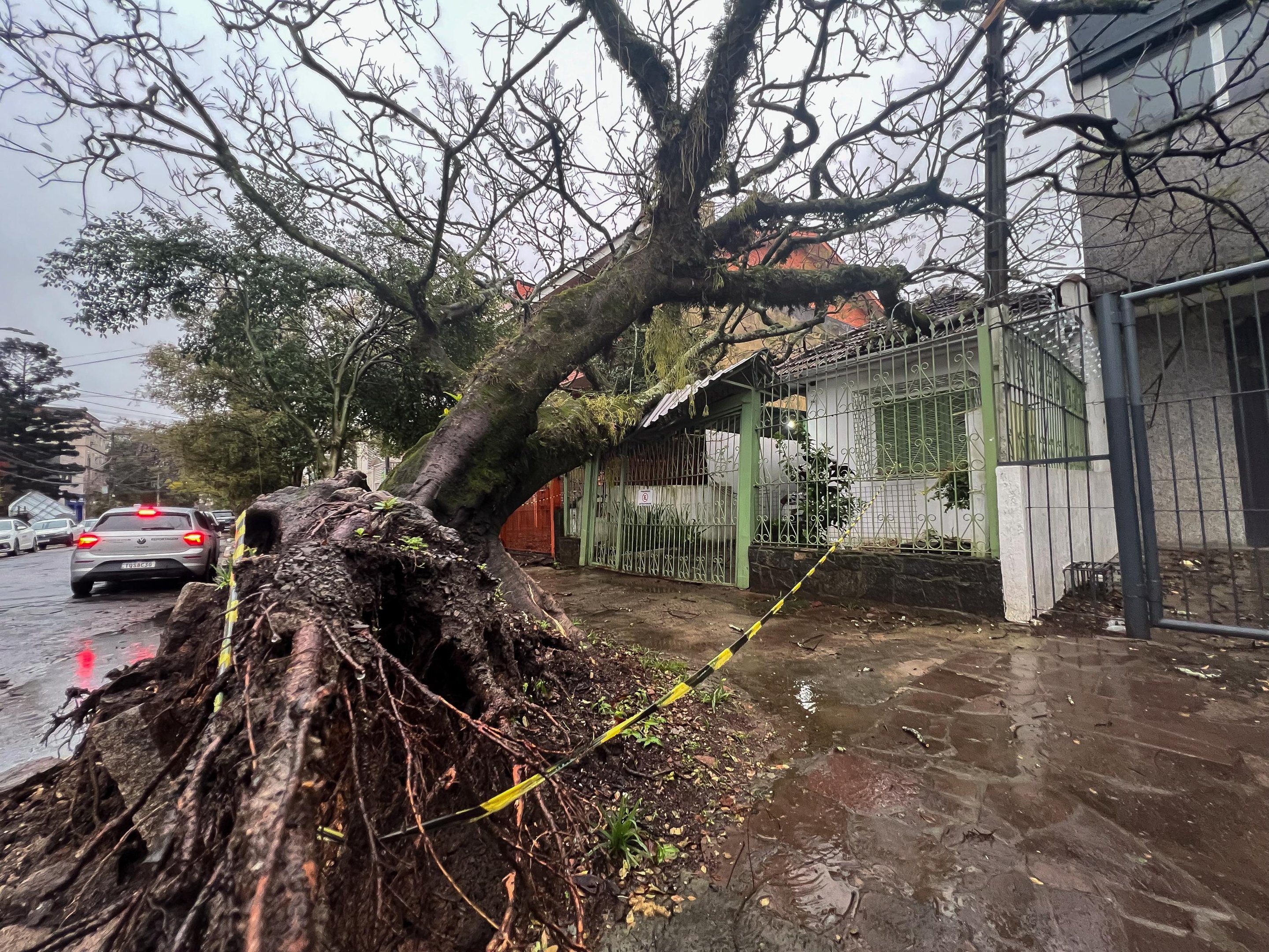 Segundo a MetSul, o risco de chuva localmente forte, com raios e temporais de vento forte e granizo, segue no sul do Estado e na Campanha