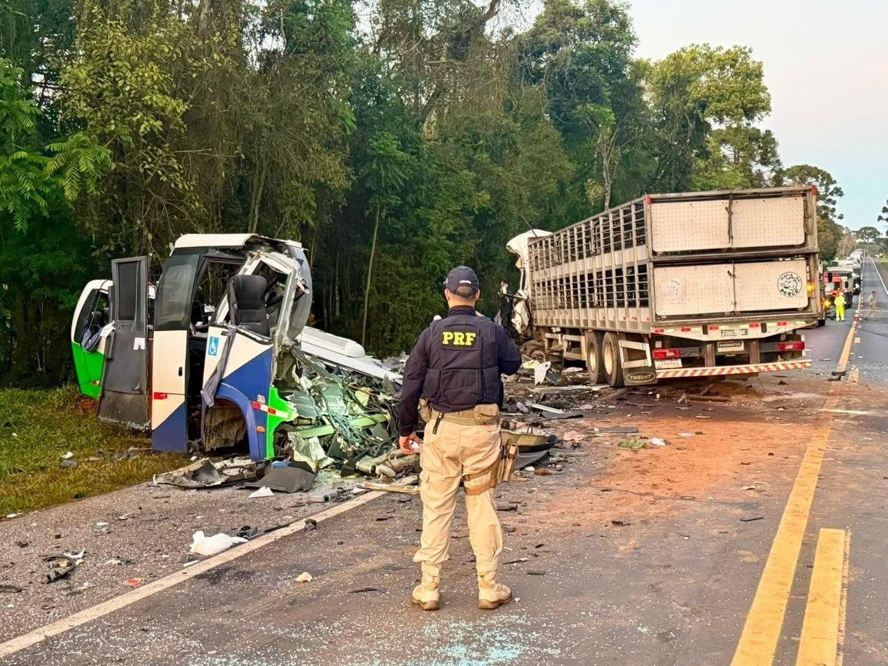 Acidente entre carreta e micro-&ocirc;nibus deixa ao menos 23 mortos no Paran&aacute;