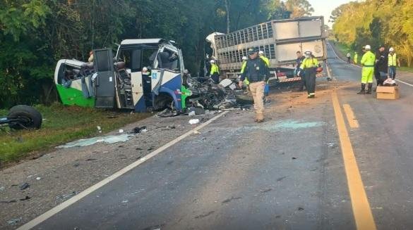 Corpos de v&iacute;timas de acidente no Paran&aacute; s&atilde;o retirados da pista