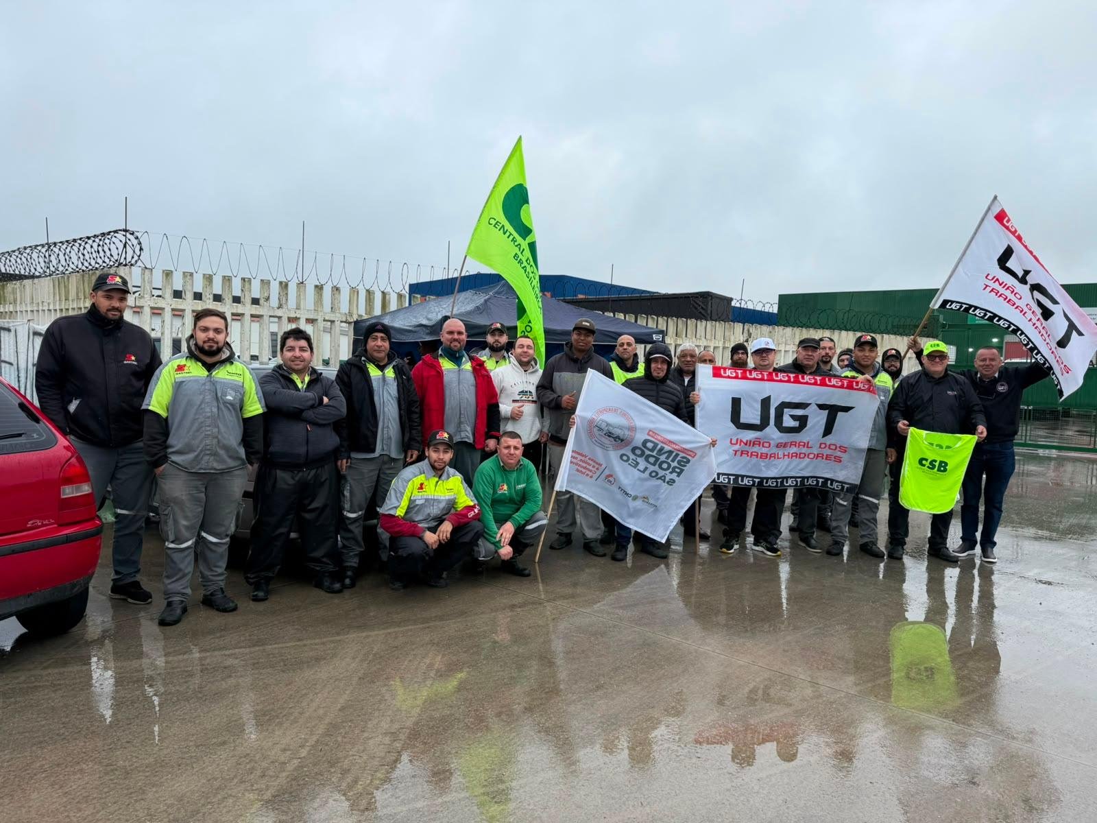 O grupo est&aacute; com bandeiras, mobilizados em frente as empresas