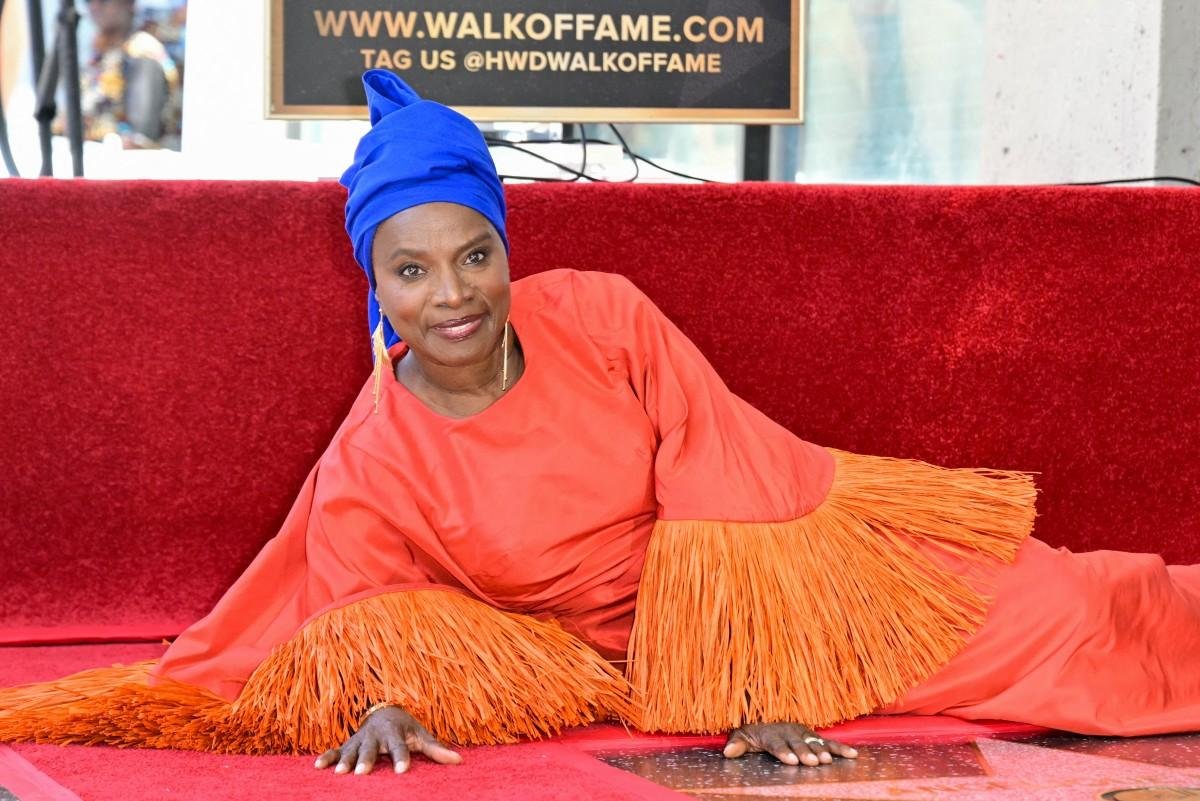 A musicista e atriz beninense Angelique Kidjo inaugurou sua estrela nesta ter&ccedil;a-feira, dia 18