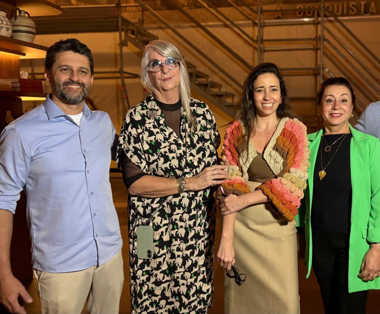 Luciano Motta, com Cristiana Locatelli, filha do pintor Aldo Locatelli, e as organizadoras da mostra, Karina e Vera Capaverde, receberam para sobre o talk sobre artes na CasaCor
