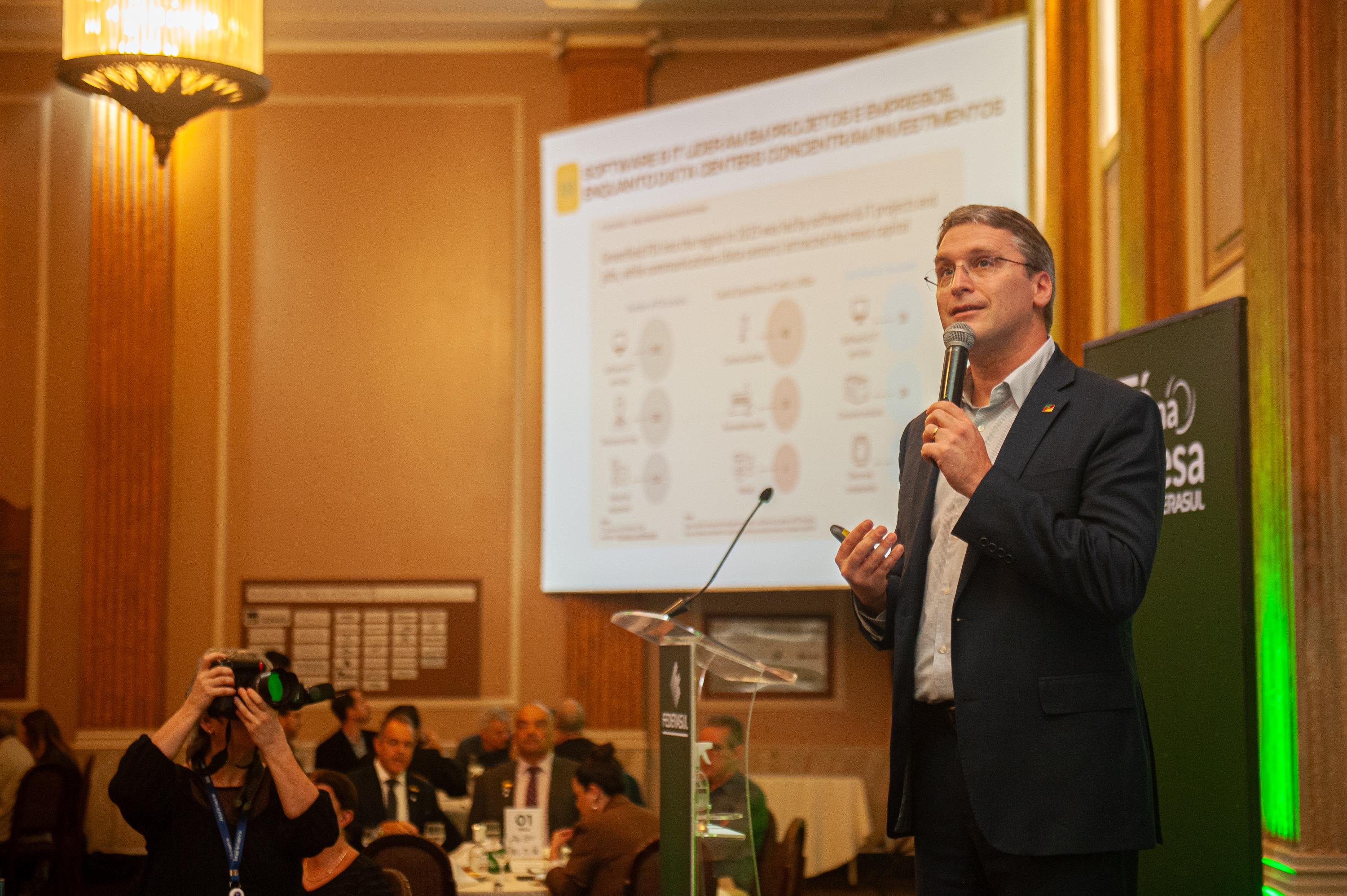 O T&aacute; Na Mesa desta quarta-feira, 19, &eacute; com o presidente da Invest RS, Rafael Prikladnicki