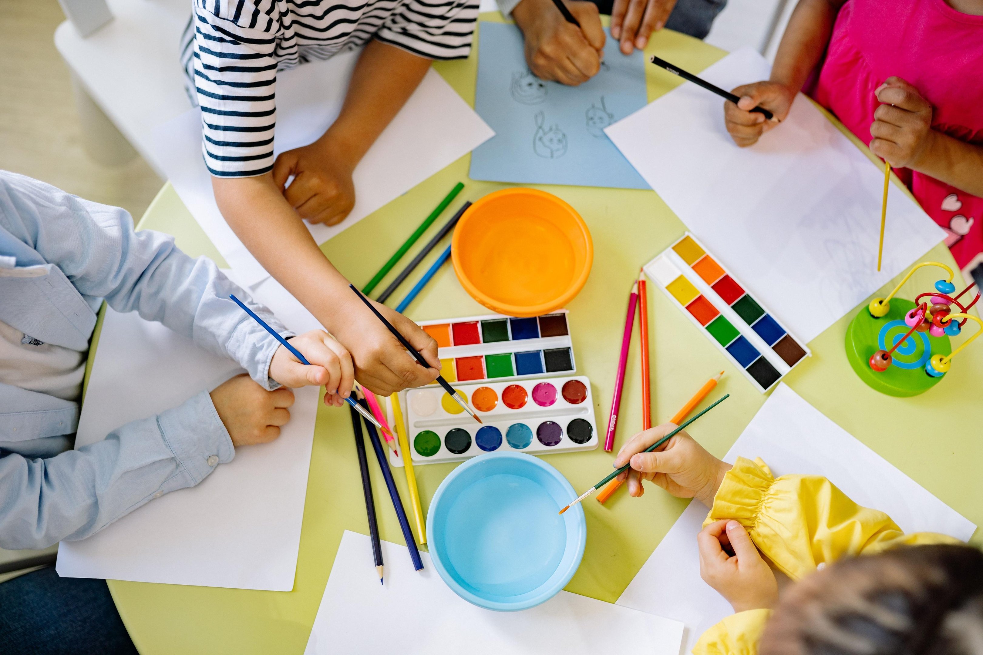 Caber&aacute; &agrave;s redes de ensino no pa&iacute;s definirem uma carga hor&aacute;ria equilibrada e coerente para cada componente curricular de Arte