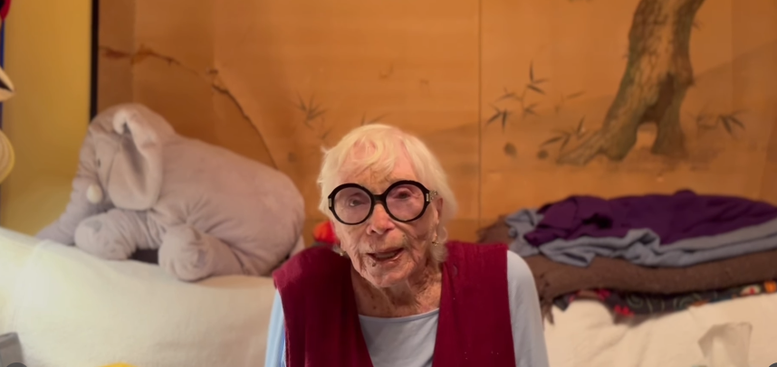 Aos 92 anos, Shirley MacLaine fez rara apari&ccedil;&atilde;o em v&iacute;deo para divulgar sess&atilde;o especial de "Charity, Meu Amor", publicado pelo cinema americano Southampton Playhouse