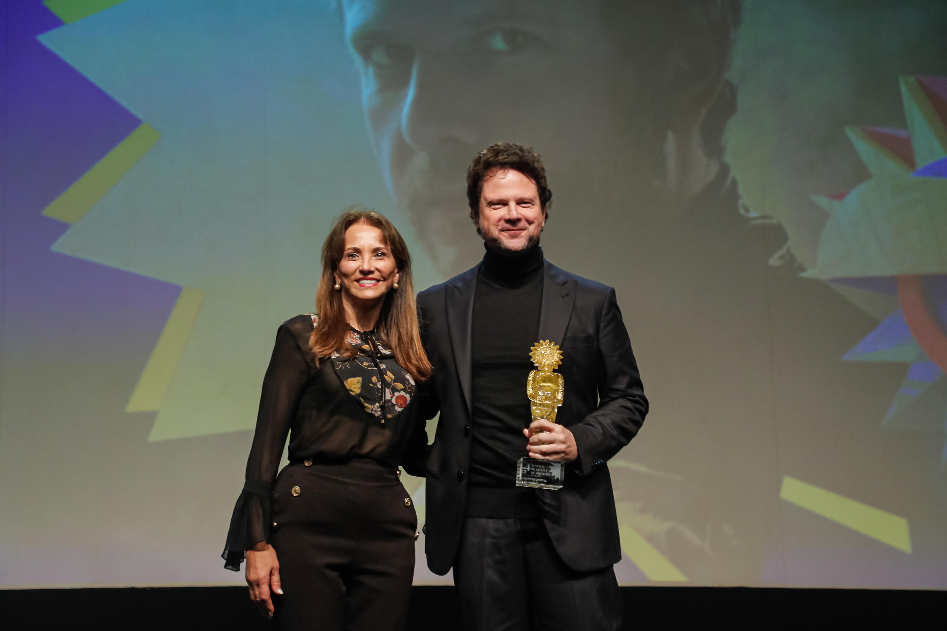 Artista Selton Mello foi homenageado com Kikito de Cristal, entregue pela presidente da Gramadotur Rosa Helena Volk