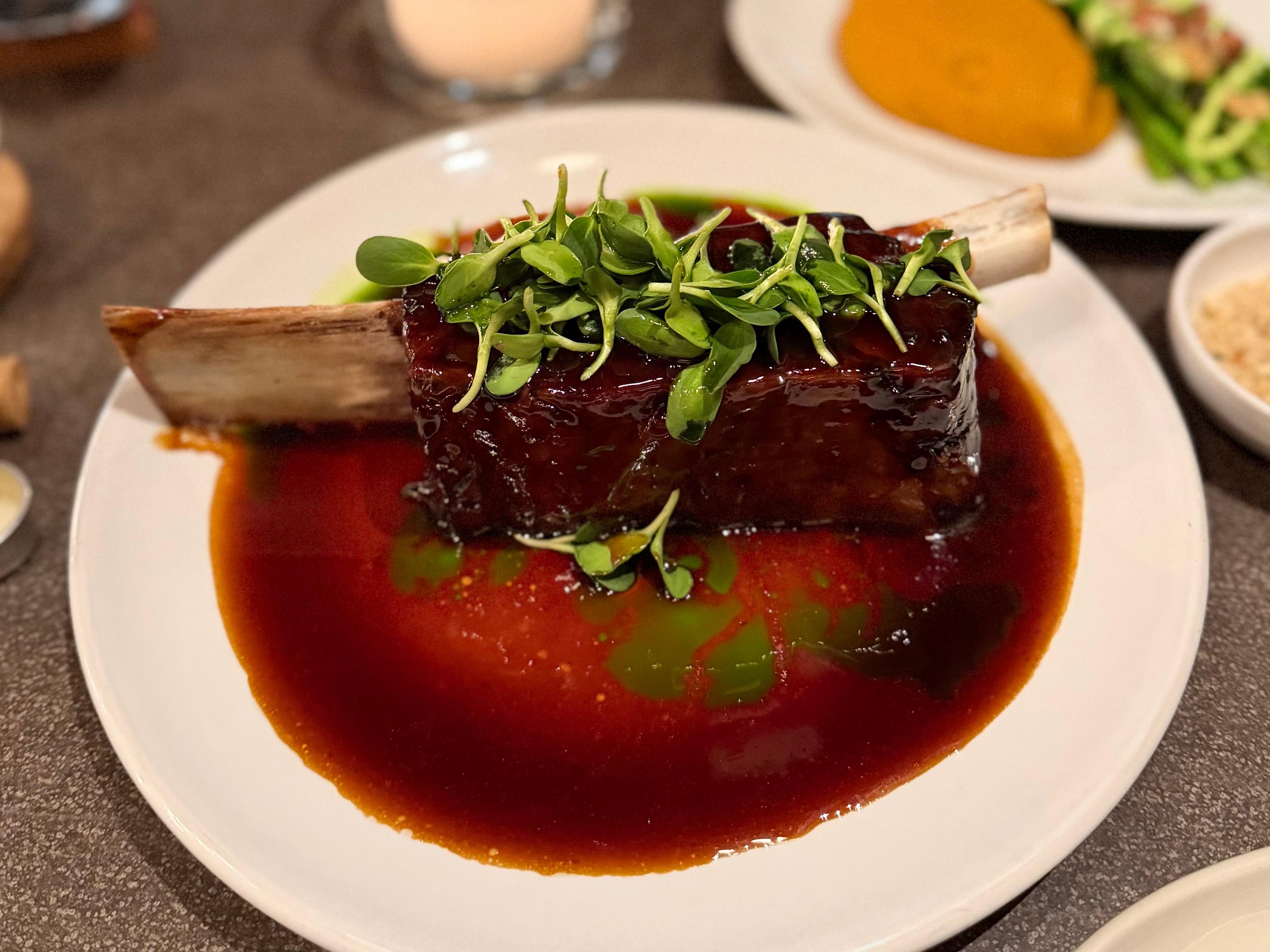Prato principal da noite: Costela do dianteiro 16h, molho de carne, pur&ecirc; de moranga e br&oacute;colis