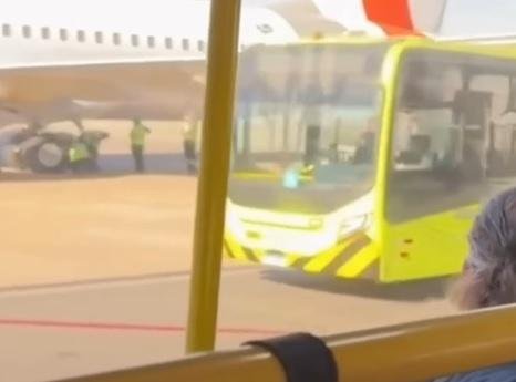 &ocirc;nibus atinge asa de Boeing 737 em Guarulhos