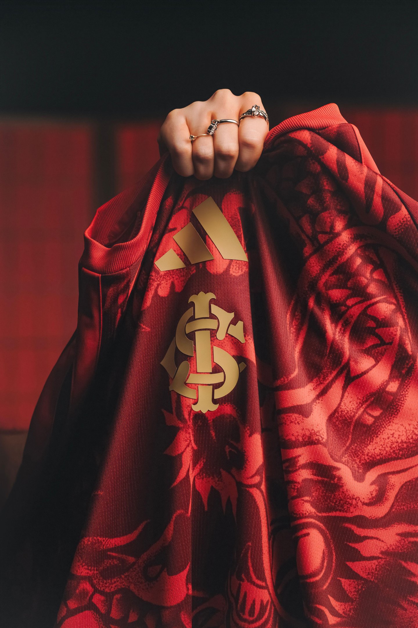 Terceira camisa &eacute; predominantemente vermelho escuro e carrega o grafismo de um drag&atilde;o japon&ecirc;s