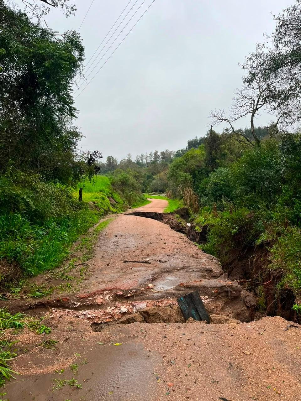 Na zona rural, h&aacute; locais onde ainda n&atilde;o h&aacute; acesso devido a buracos nas estradas
