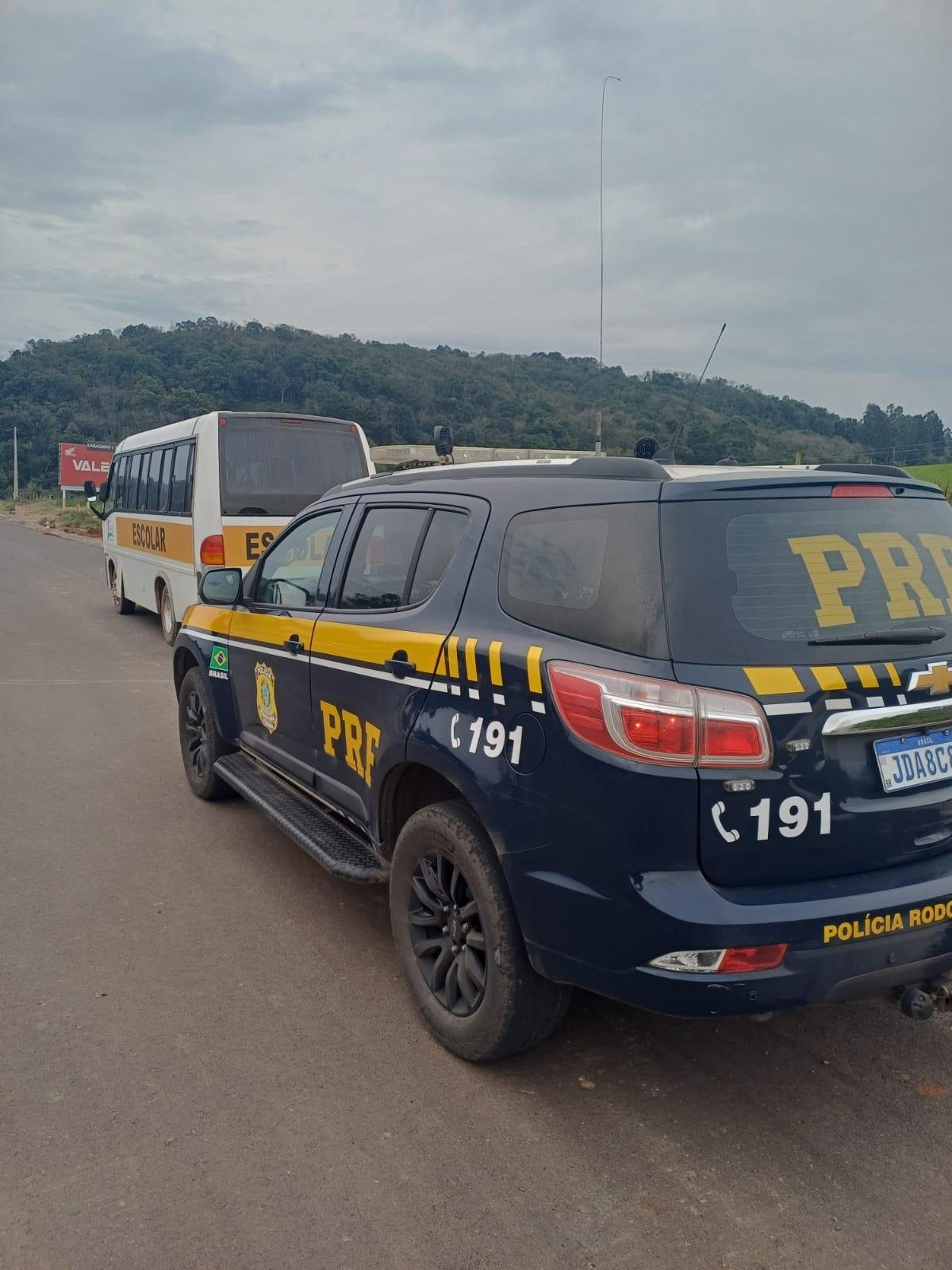 Conduzido por homem de 20 anos, micro-&ocirc;nibus contratado pelo munic&iacute;pio transportava 16 crian&ccedil;as quando foi abordado pelos policiais na quarta-feira, 19