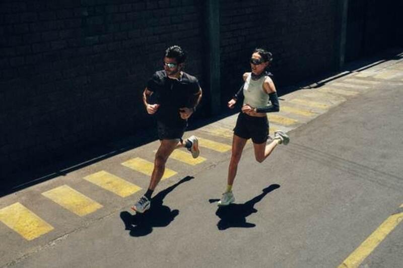 Hoka aposta em modelos que combinam performance e conforto