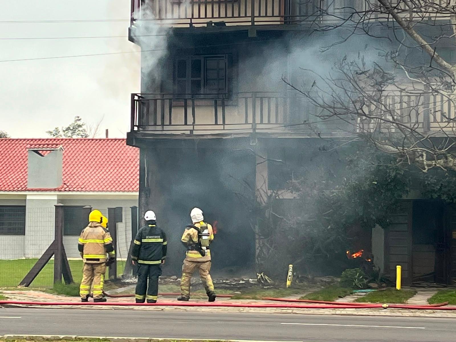 Bombeiros precisaram de refor&ccedil;os para o combate ao inc&ecirc;ndio em pr&eacute;dio comercial e residencial em Xangri-L&aacute;