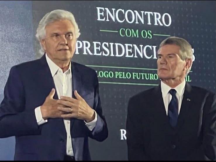 Ronaldo Caiado, candidato &agrave; presid&ecirc;ncia da Rep&uacute;blica, com Jo&atilde;o Carlos de Oliveira, presidente da GS1 Brasil, no "Encontro cm os Presidenci&aacute;veis", promovido pela Unecs, em Bras&iacute;lia