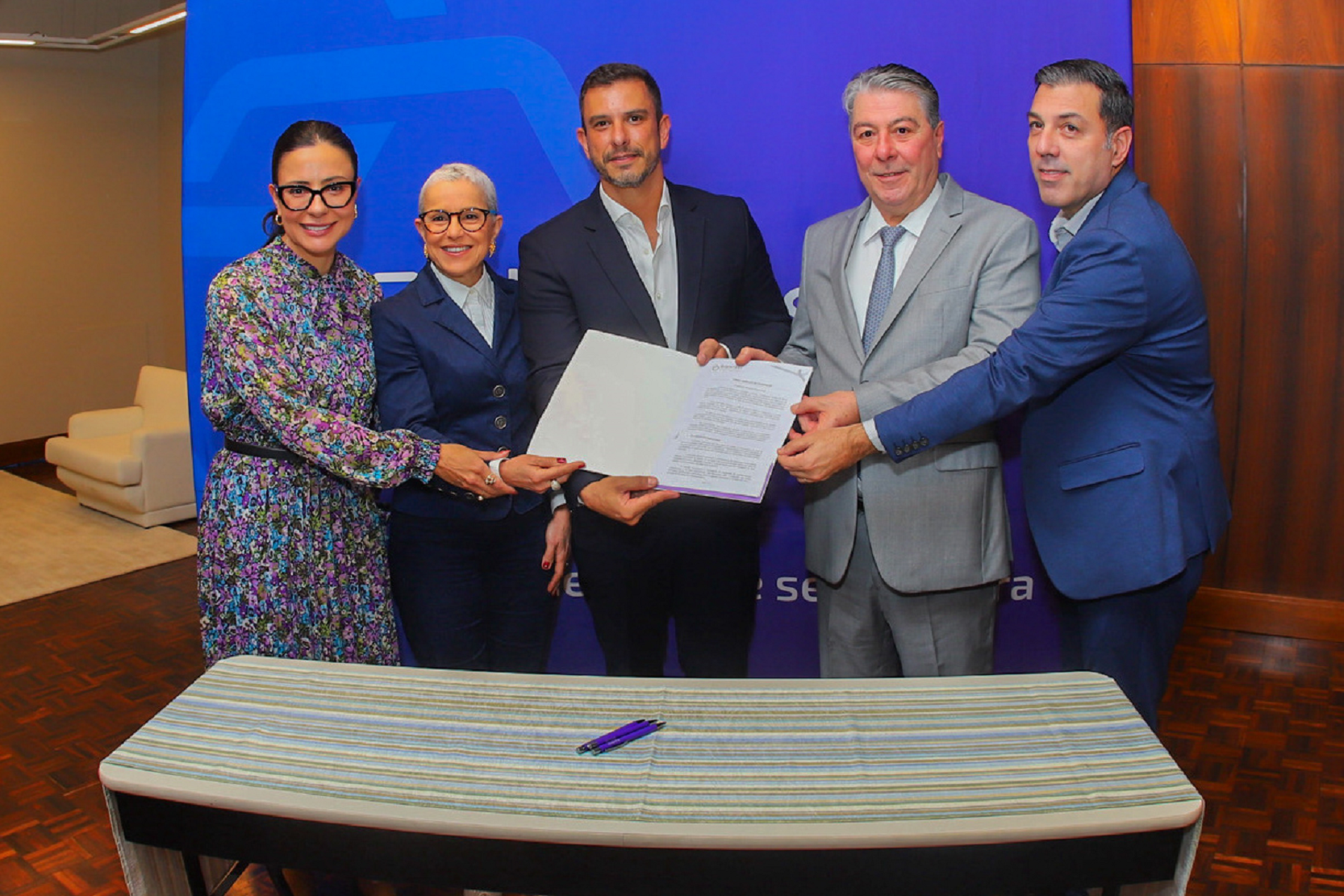 Maria Fernanda Santin, Beatriz Araujo, Márcio Carvalho, Fernando Lemos e Ítalo Mainieri Júnior assinaram acordo de cooperação entre o Banrisul Cultural e a Secretaria Municipal de Educação de Alvorada
