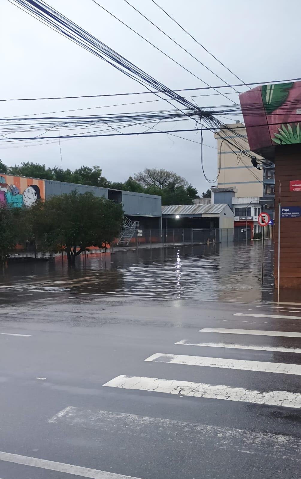 Ruas do Centro, como a Marc&iacute;lio Dias, registraram alagamentos devido &agrave; chuva intensa
