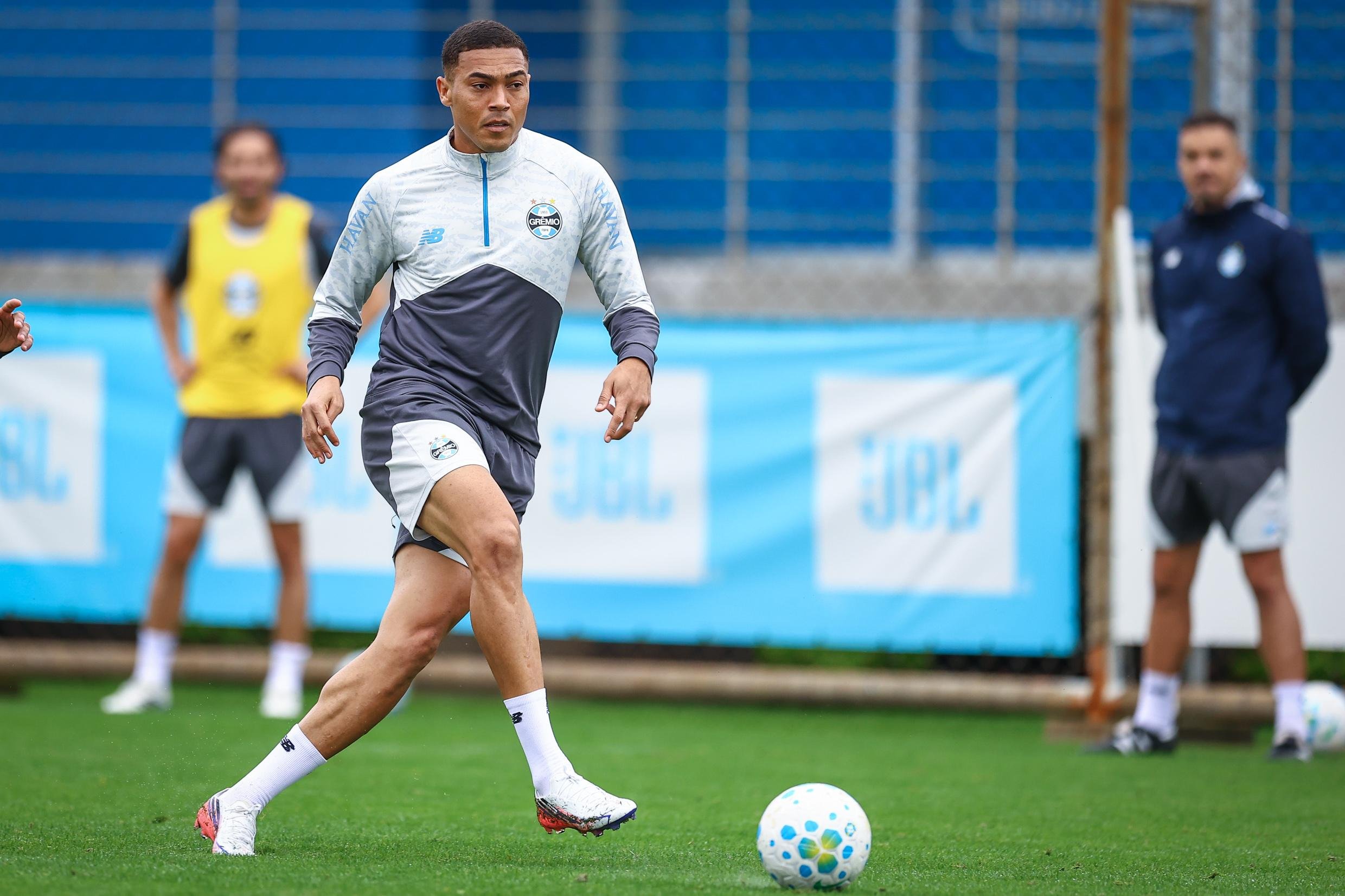 Carlos Vin&iacute;cius tem v&iacute;nculo com o Tricolor at&eacute; dezembro