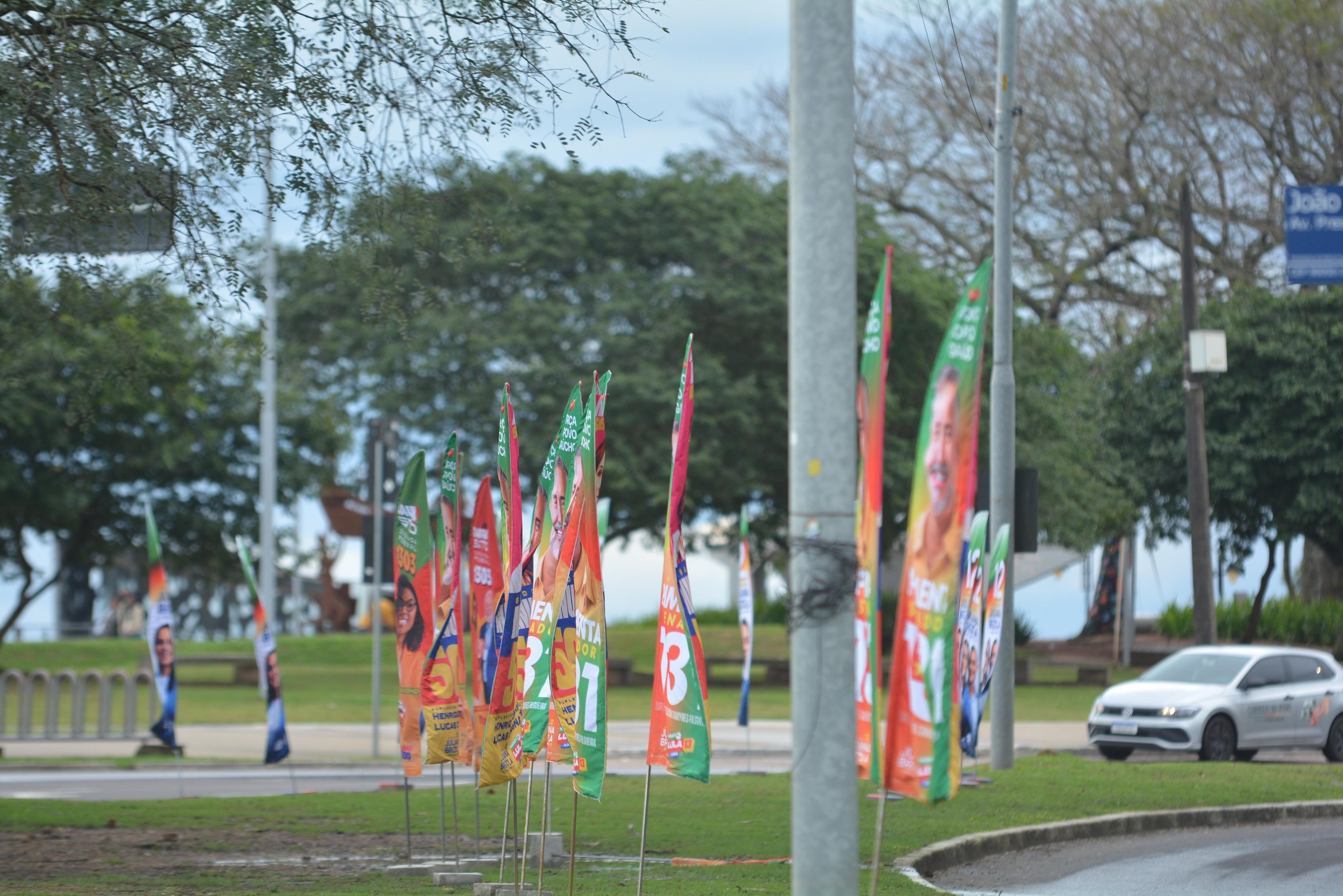 As bandeirolas de ch&atilde;o n&atilde;o s&atilde;o permitidas entre 22h e 6h, nem podem obstruir vias p&uacute;blicas