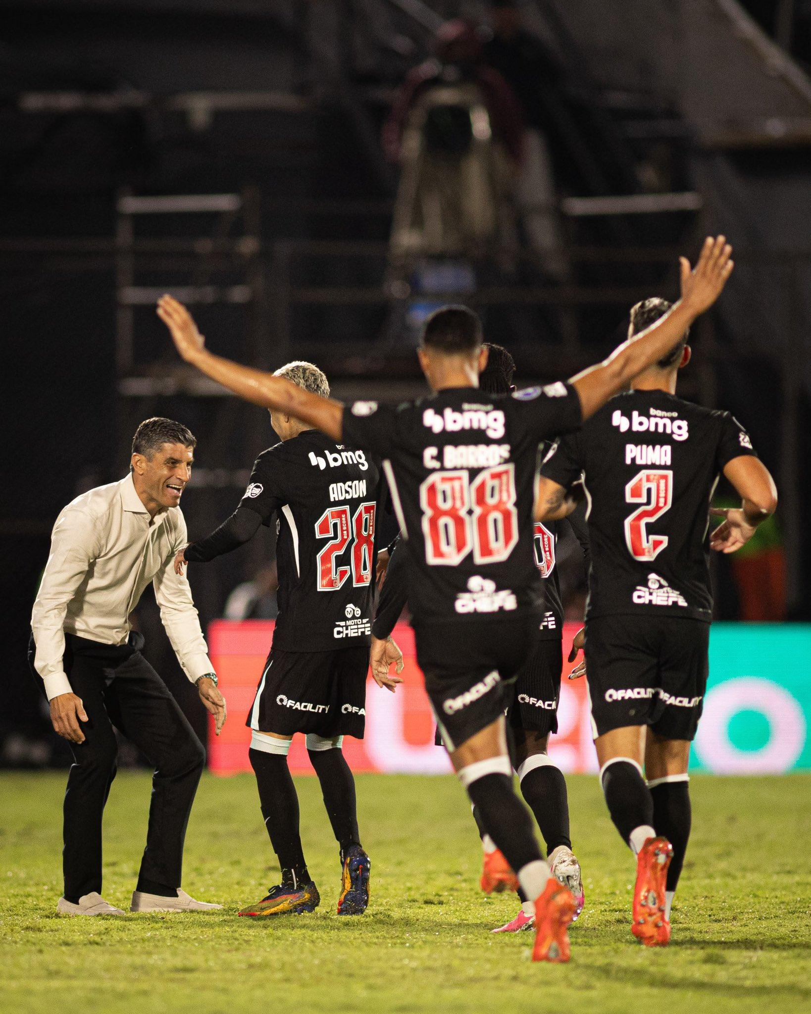Vasco vira, goleia Olimpia e avan&ccedil;a nas quartas da Sul-Americana