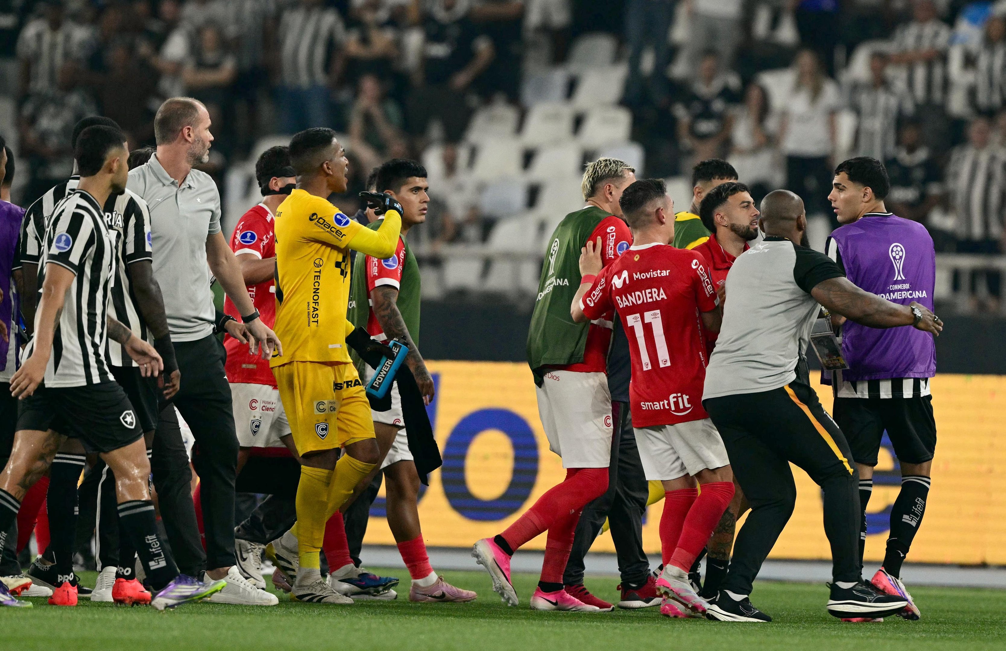 Atletas de Botafogo e Cienciano brigaram ap&oacute;s a elimina&ccedil;&atilde;o da equipe carioca no est&aacute;dio Nilton Santos