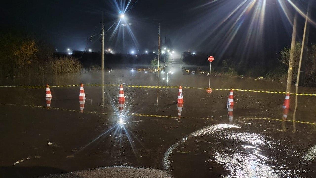 Rua Quinote Buenos Aires,  perto do rio Quara&iacute;, ficou inundada e foi interditada pela Prefeitura