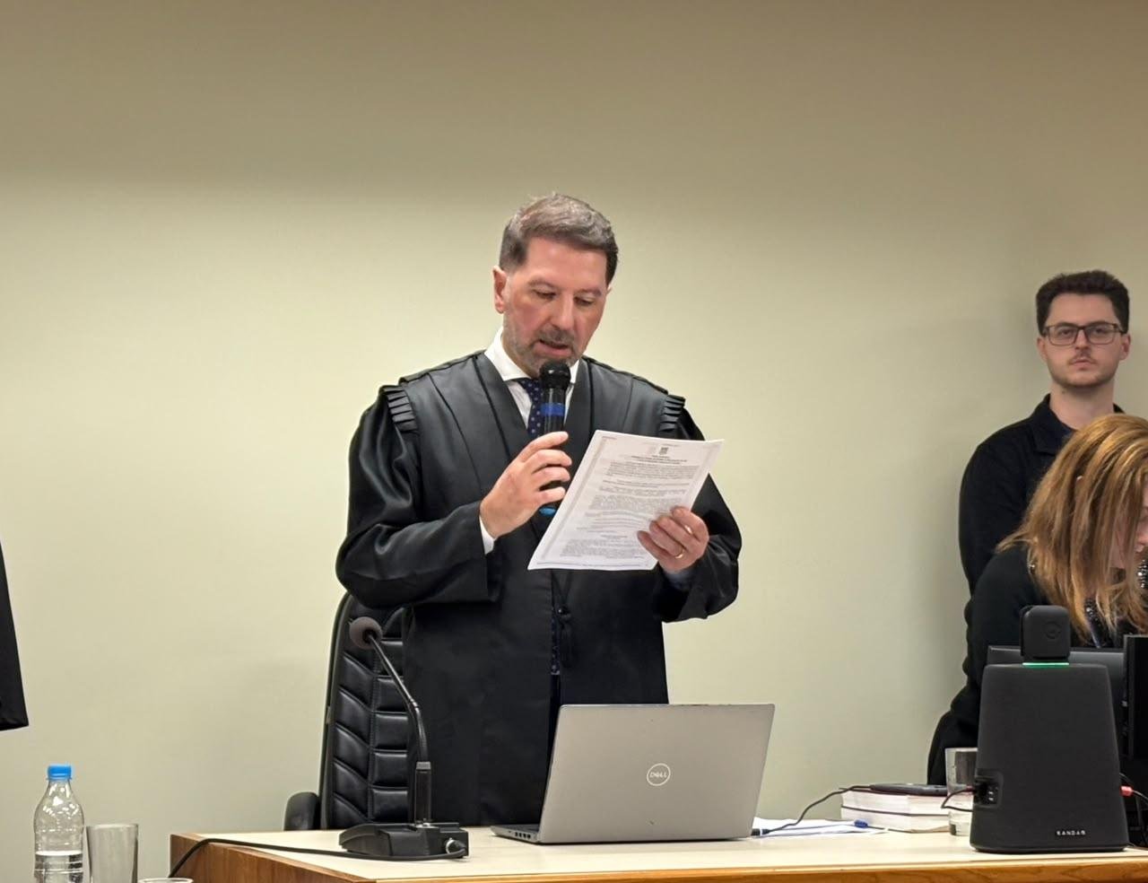 Senten&ccedil;a que condenou Claudemir Alves Figueir&oacute;, de 51 anos, a 45 anos de pris&atilde;o foi lida pelo Juiz Marcos Lu&iacute;s Agostini nesta quinta-feira