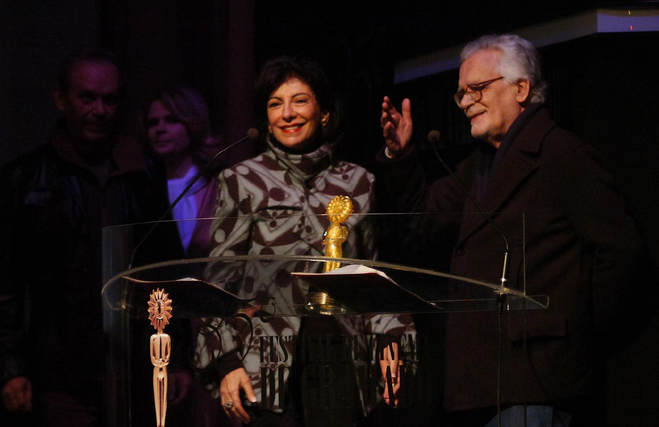 Eduardo Coutinho foi o primeiro a receber o Kikito de Cristal, na 35&ordf; edi&ccedil;&atilde;o do Festival de Cinema de Gramado, em 2007. Na foto ao lado da atriz Mar&iacute;lia P&ecirc;ra