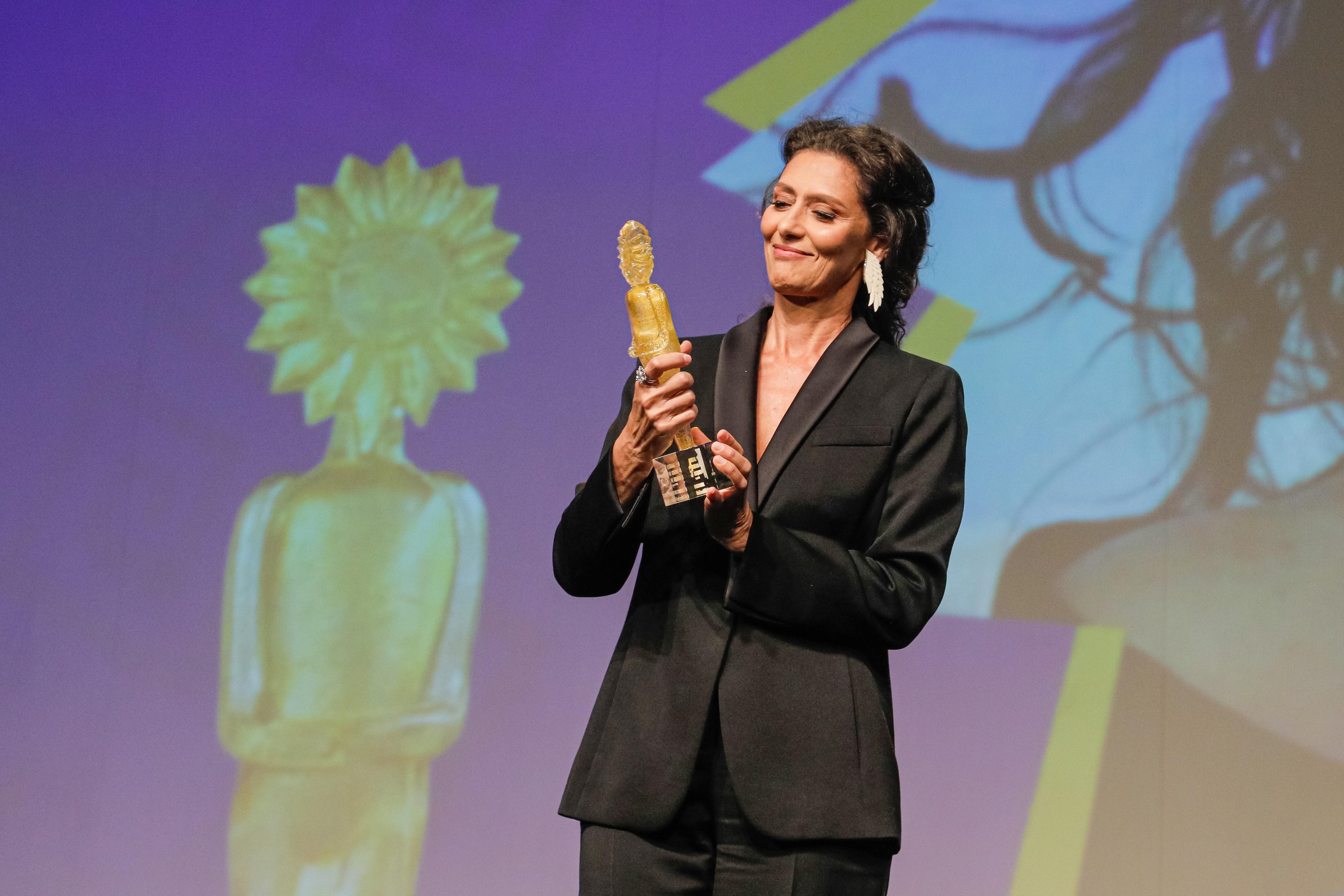 A atriz Maria Fernanda C&acirc;ndido recebe o Kikito de Cristal no Pal&aacute;cio dos Festivais, em Gramado
