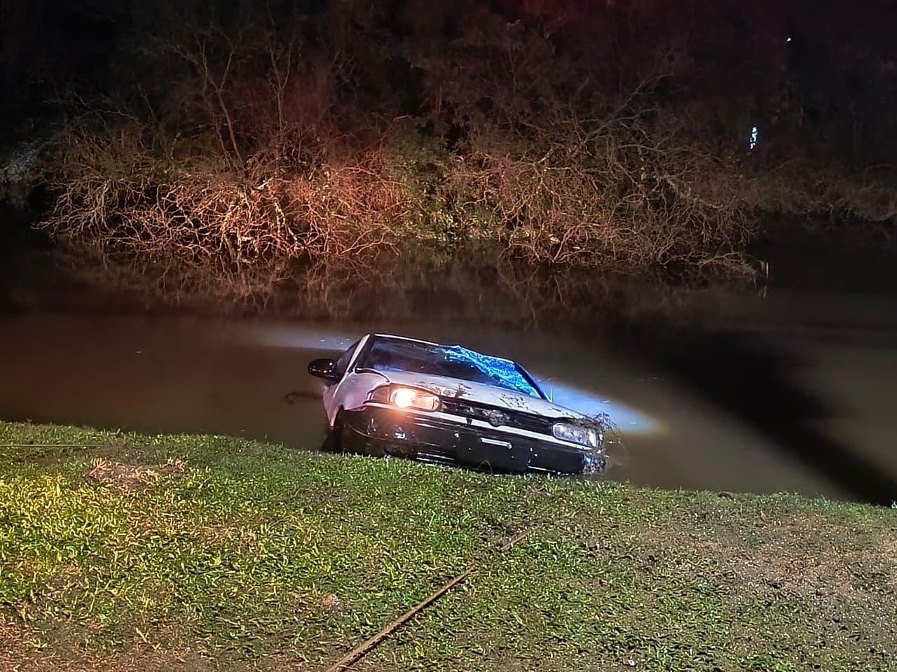 Suspeita &eacute; de que o motorista tenha perdido o controle do autom&oacute;vel, sa&iacute;do da pista e caindo na sanga