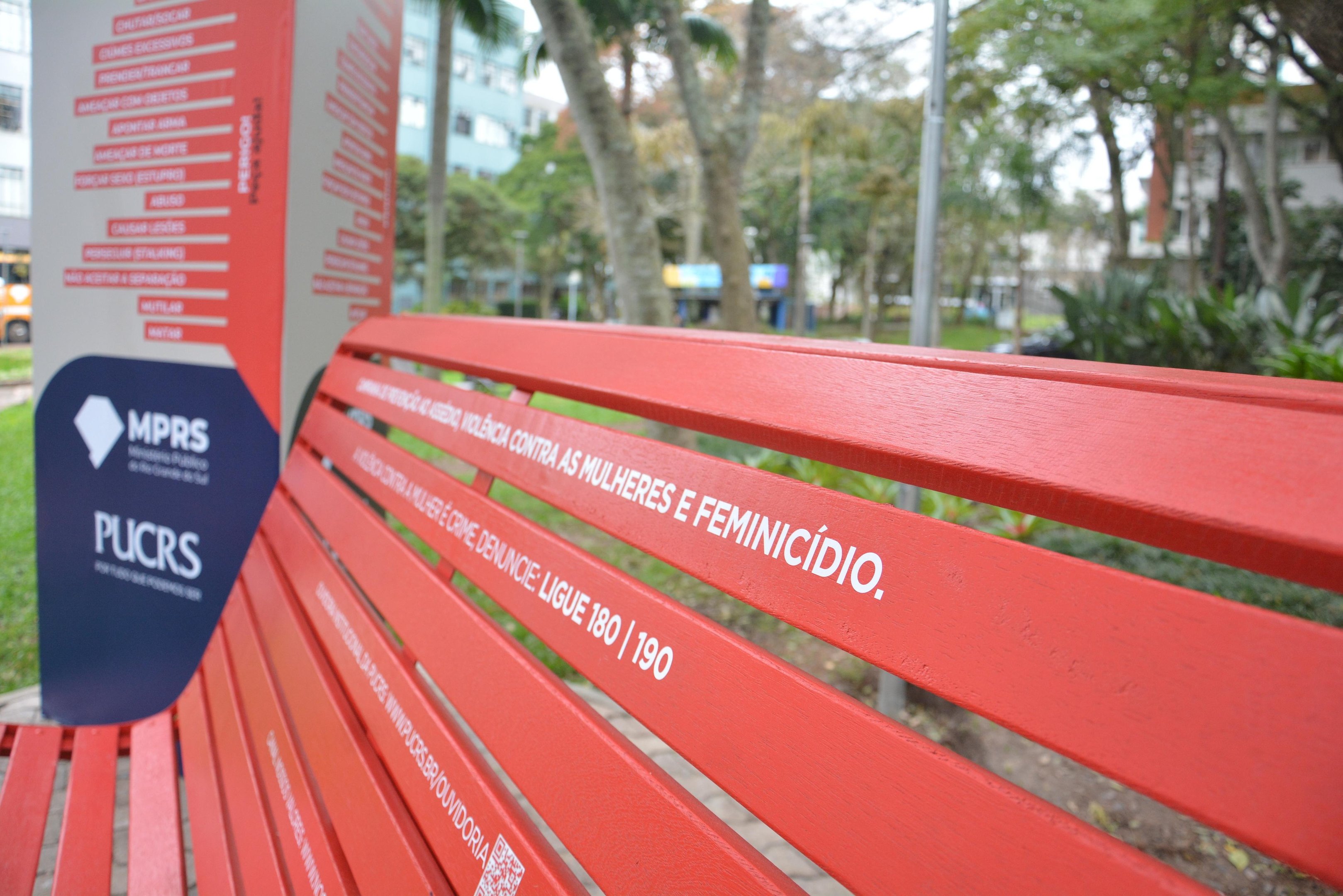 Com a iniciativa, a PUCRS passa a integrar o Movimento Bancos Vermelhos, que utiliza os bancos como espa&ccedil;os de mem&oacute;ria, reflex&atilde;o e mobiliza&ccedil;&atilde;o para o enfrentamento &agrave; viol&ecirc;ncia contra as mulheres