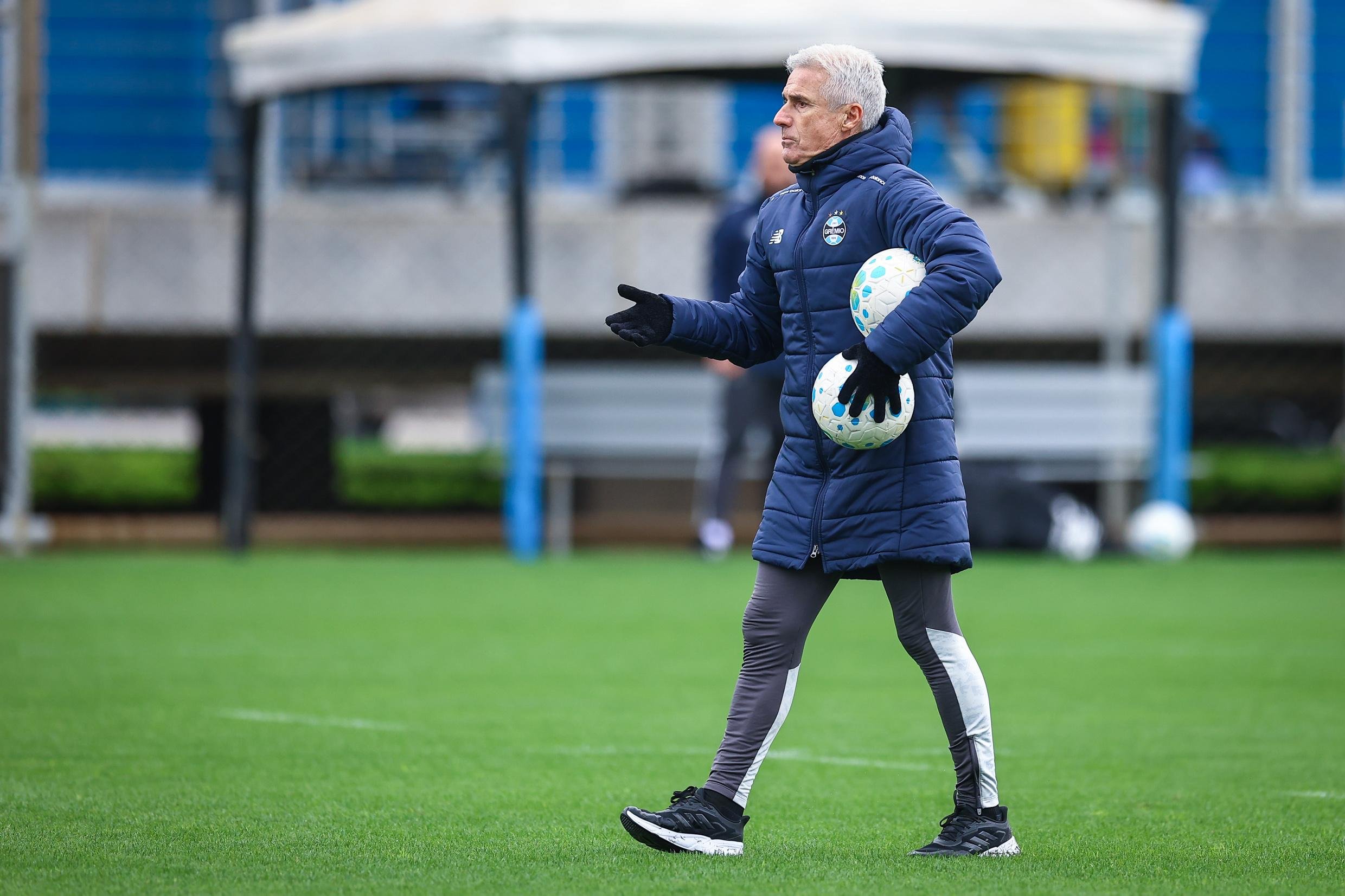 Lu&iacute;s Castro prepara mudan&ccedil;as na equipe do Tricolor