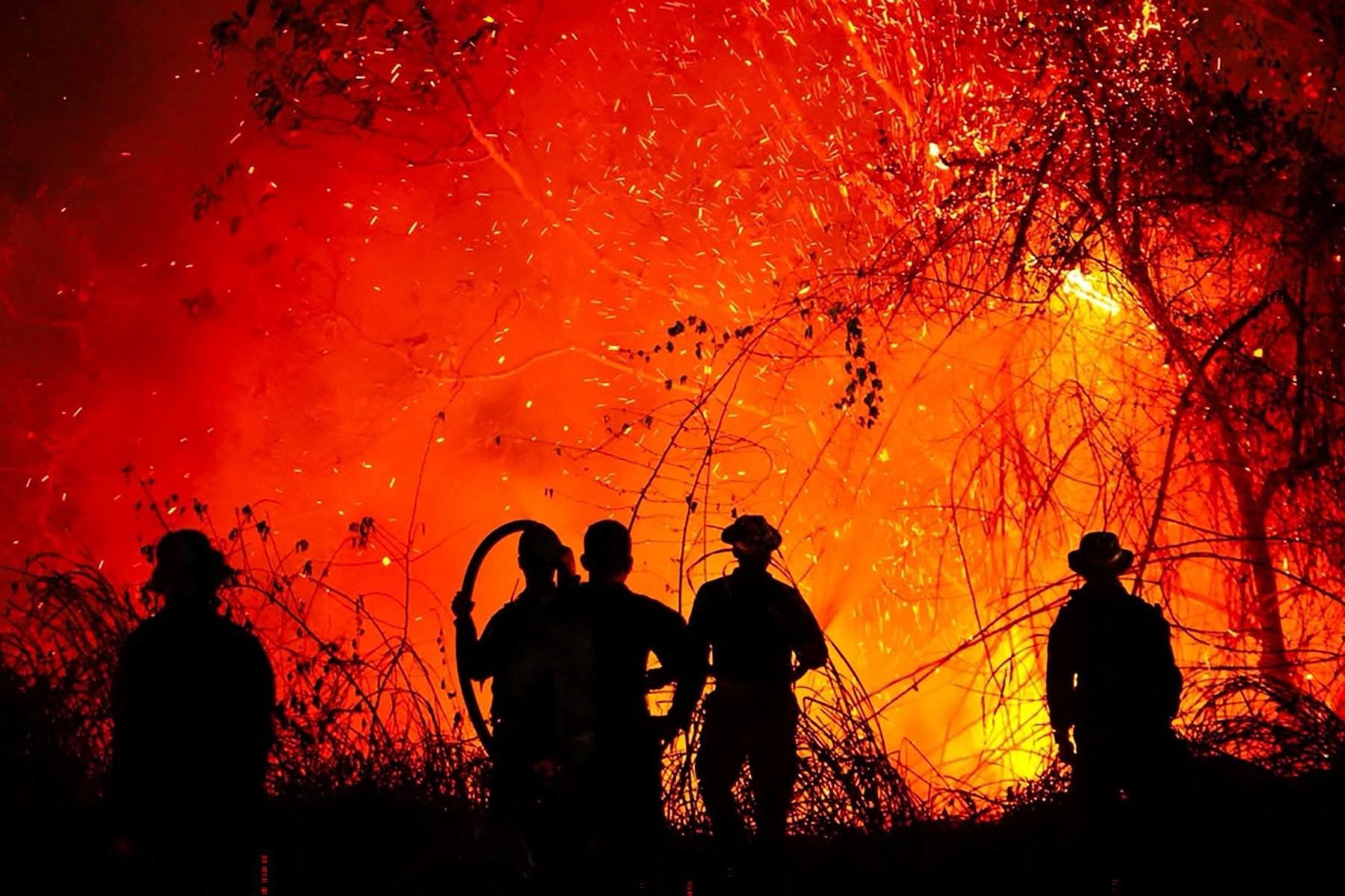 Chamas varrem montanhas e plan&iacute;cies  de Tolima, enquanto o pa&iacute;s tamb&eacute;m enfrenta a crise provocada por um potente terremoto h&aacute; quase duas semanas