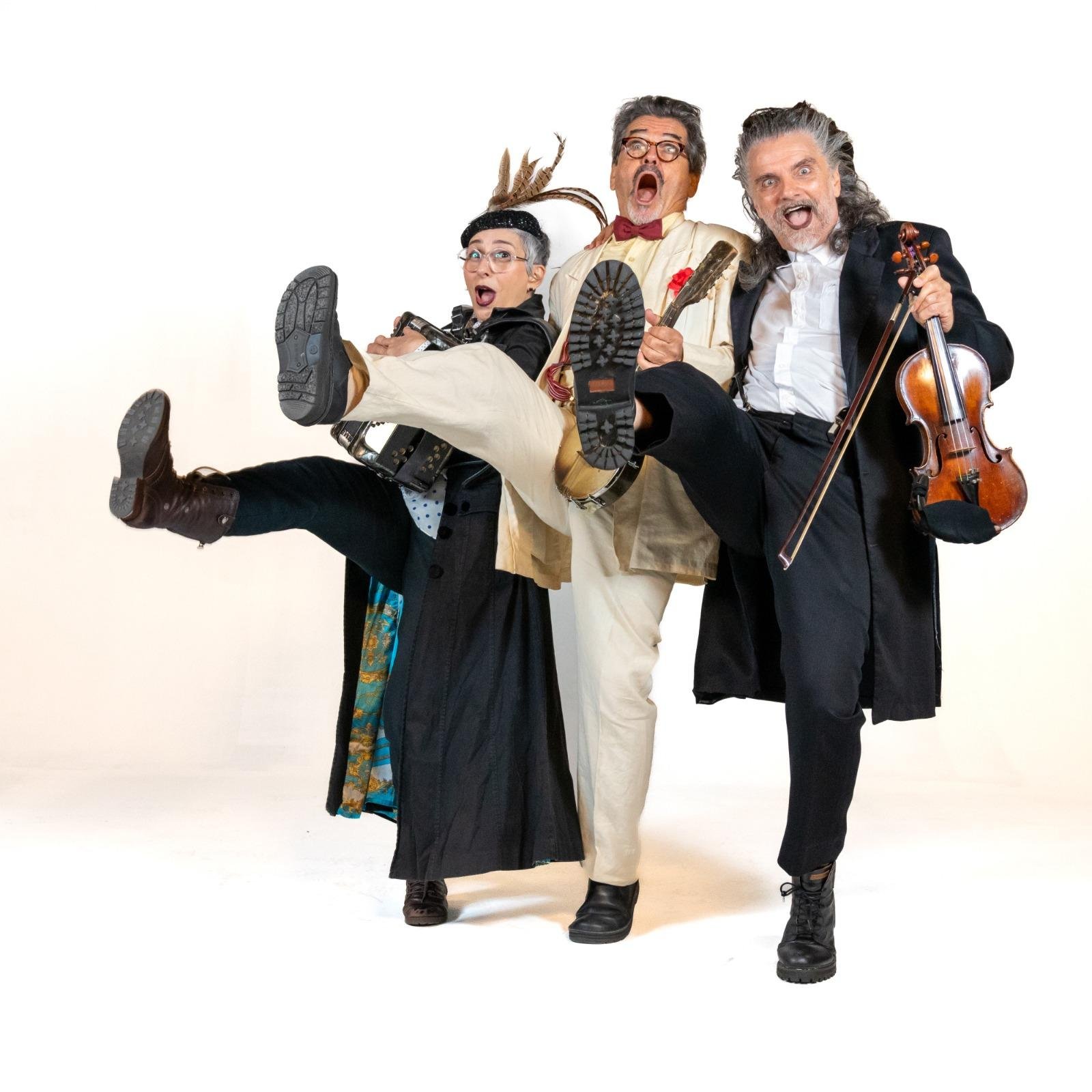Em Nau para a Sb&oslash;rnia, Nabiha (Simone Rasslan), Professor Ubaldo Kanflutz (Cl&aacute;udio Levitan) e Kraunus (Hique Gomez) conduzem festa-espet&aacute;culo, no dia 12 de setembro, das 19h &agrave;s 23h