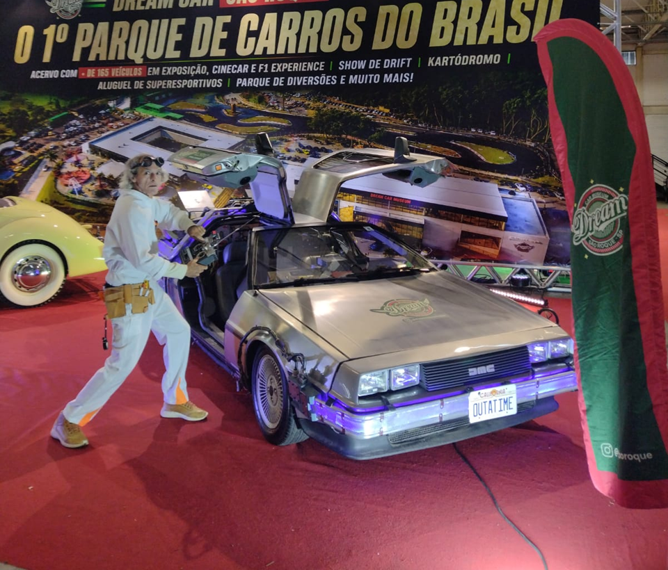 Doc Brown est&aacute; na mostra cl&aacute;ssica de carros