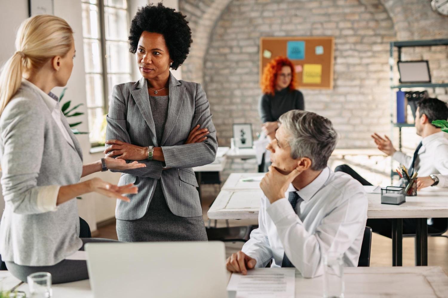 A S&iacute;ndrome da Abelha Rainha pode ser favorecida por ambientes de trabalho competitivos, nos quais mulheres passam a enxergar outras profissionais como amea&ccedil;a