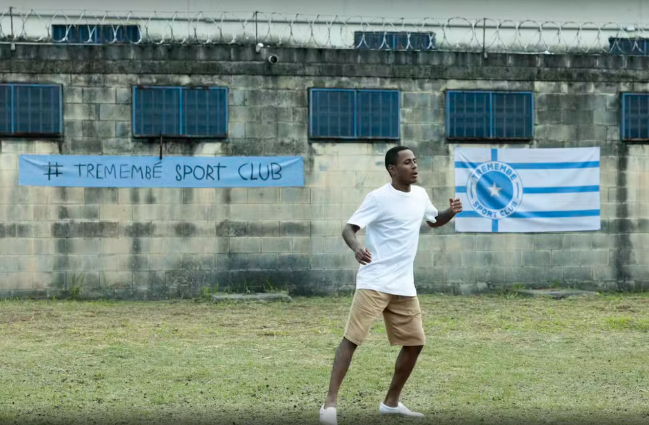 Ator caracterizado como o ex-jogador Robinho