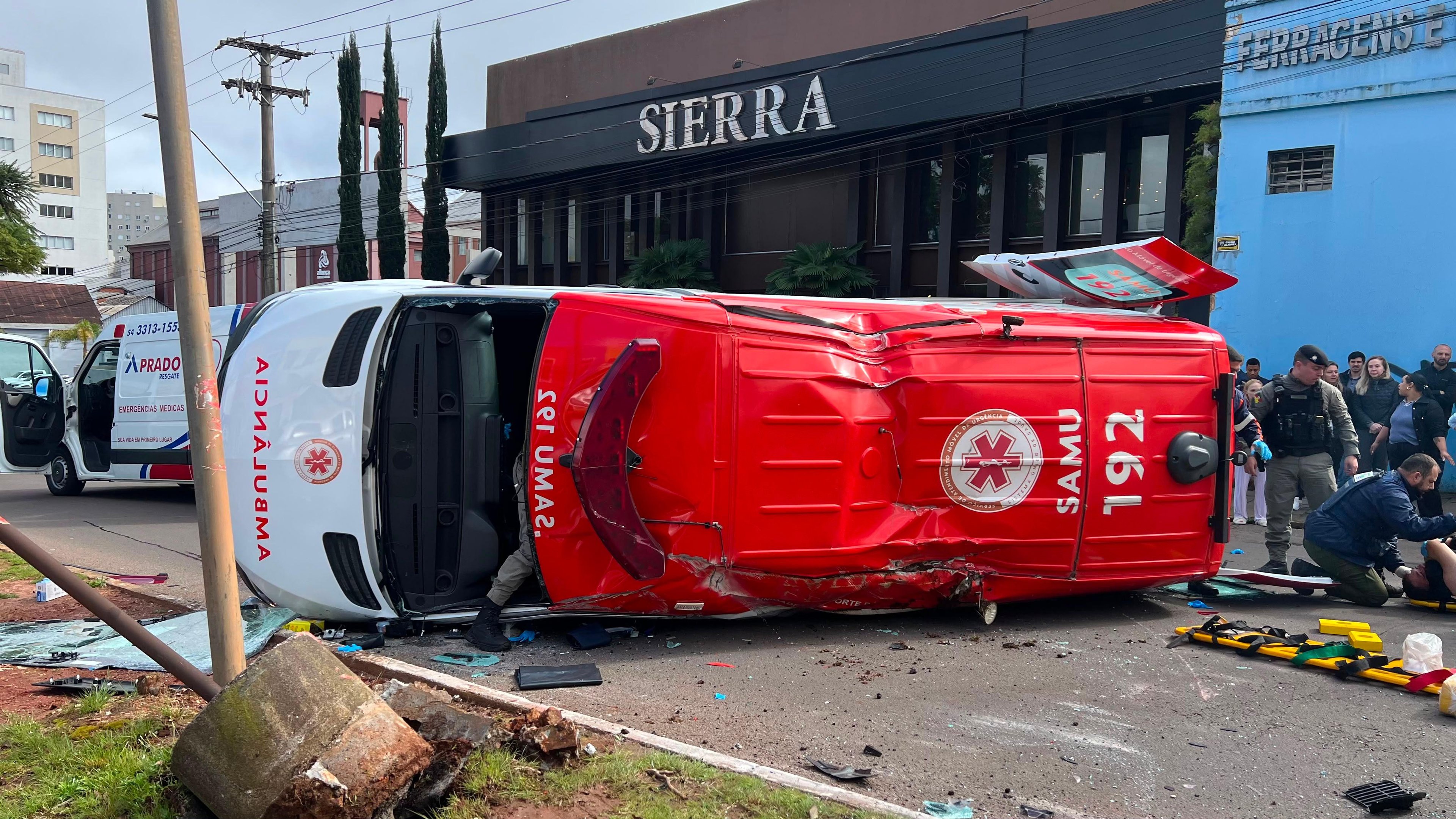 Ambul&acirc;ncia capotou com o impacto