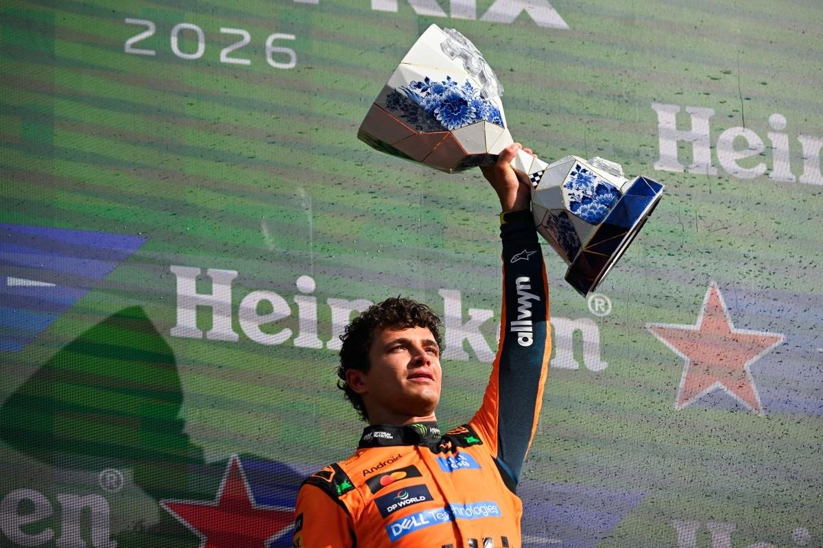 O piloto brit&acirc;nico da McLaren, Lando Norris, comemora com o trof&eacute;u no p&oacute;dio ap&oacute;s o Grande Pr&ecirc;mio da Holanda de F&oacute;rmula 1