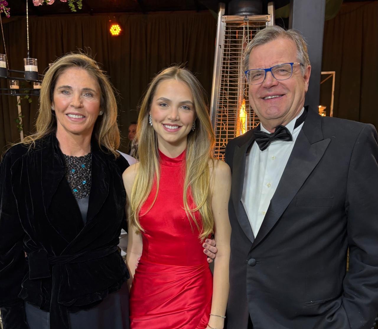 L&uacute;cia e Mariana, com Marcos Hermann, no tradicional baile de debutantes do Country Club