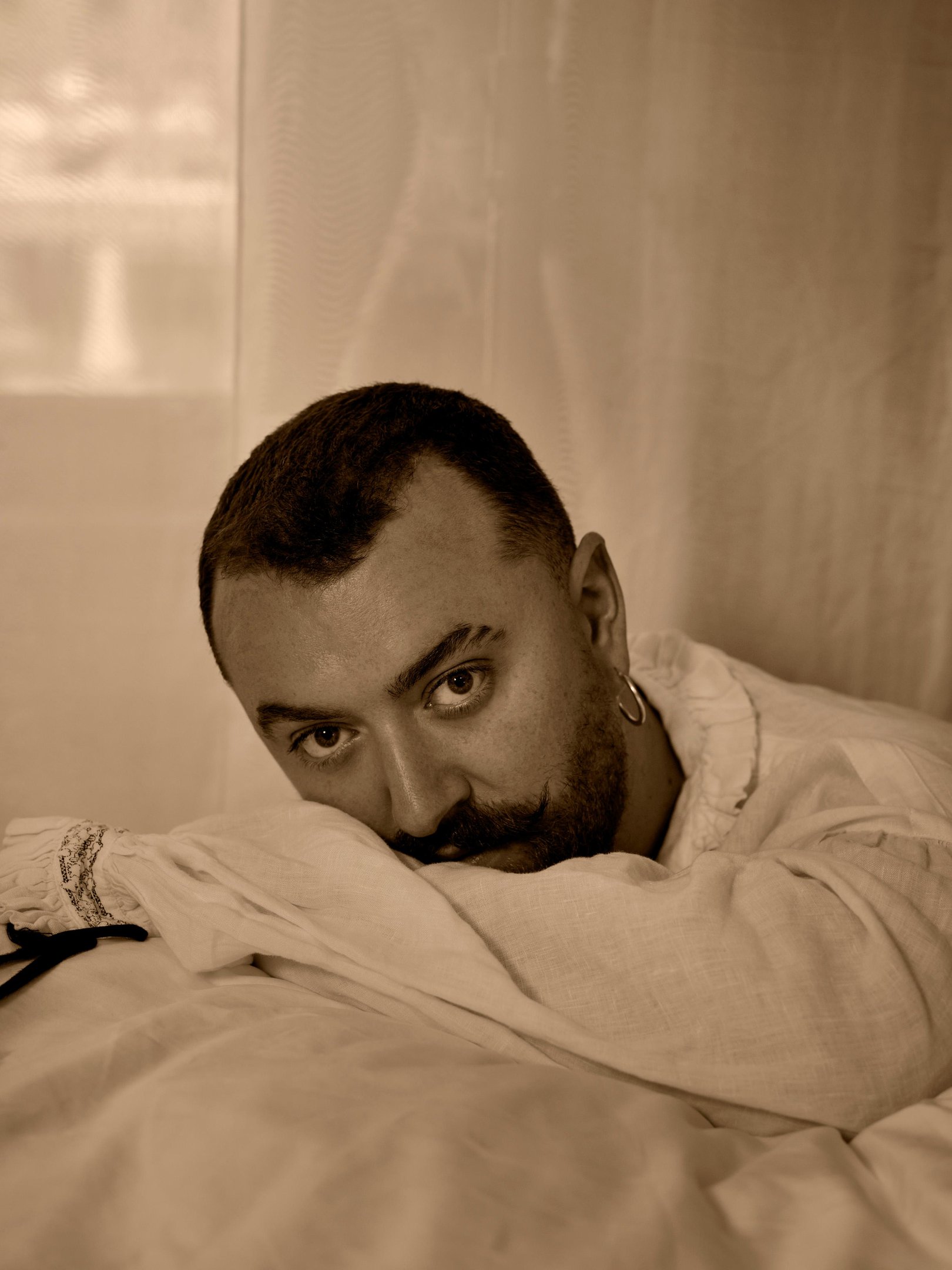 Sam Smith, artista que j&aacute; venceu pr&ecirc;mios como Grammy, Brit e Oscar, lan&ccedil;ou na sexta, 21, &ldquo;Hazel Eyes&rdquo;, &aacute;lbum arrebatador que transforma hist&oacute;ria de amor em reflex&atilde;o vision&aacute;ria