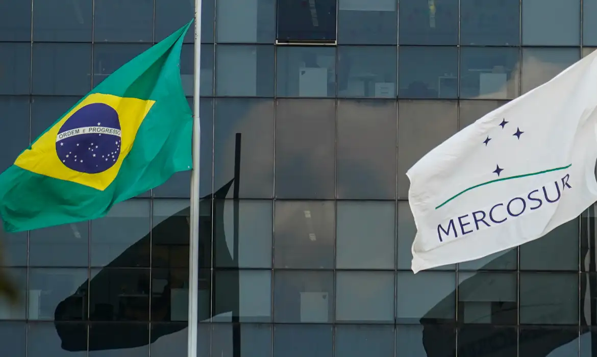 O texto tamb&eacute;m prev&ecirc; que os governos adotem medidas para facilitar o com&eacute;rcio digital e ampliar a transpar&ecirc;ncia regulat&oacute;ria
