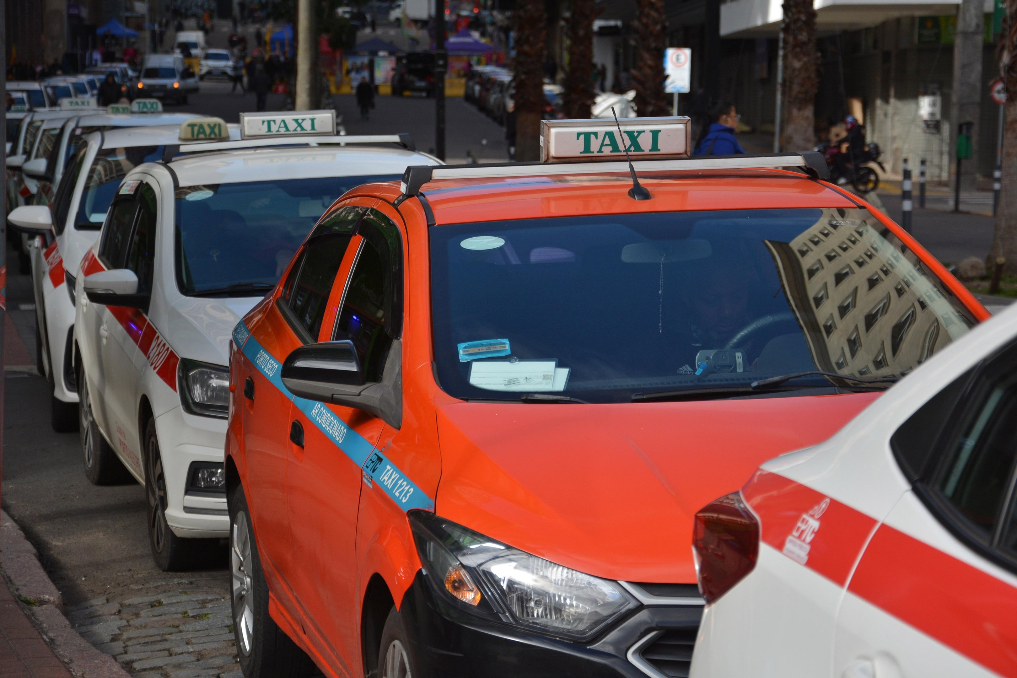 Porto Alegre ainda tem t&aacute;xis na cor vermelho ib&eacute;rico